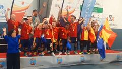 Los integrantes de la selección española de Fútbol Sala de Talla Baja celebran su victoria como campeones de Europa en el torneo de Mazarrón.