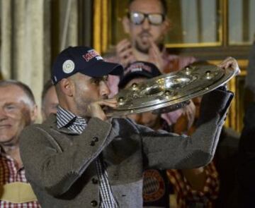 Pep Guardiola besa el trofeo de la Bundesliga 2014.