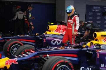 Fernando Alonso entre los Red Bull.