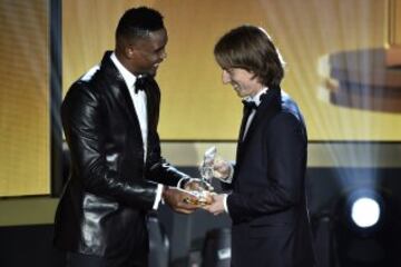 Luka Modric recibe su premio de manos de Samuel Eto'o.