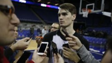 Mario Hezonja atiende a los medios de comunicación en Londres.