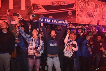 Gran expectación en la llegada del autobús del Real Oviedo al estadio Carlos Tartiere para medirse al Sporting de Gijón en la decimocuarta jornada de la Liga 1|2|3. 