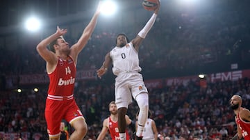 Piraeus (Greece), 06/12/2024.- Paris' T. J. Shorts (R) in action against Olympiacos' Sasha Vezenkov (L) during the Euroleague basketball match between Olympiacos Piraeus and Paris Basketball, held at Peace and Friendship Stadium in Piraeus, Greece, 06 December 2024. (Baloncesto, Euroliga, Grecia, Pireo) EFE/EPA/PETE ANDREOU