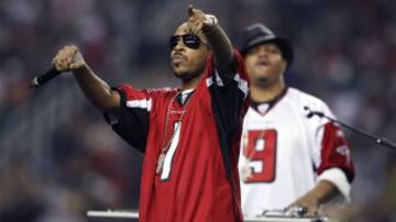 Ludacris tuvo la fortuna de actuar en el mediotiempo de un partido de los Falcons, y aprovechó para incluso lucir su camiseta del conjunto de Matt Ryan.