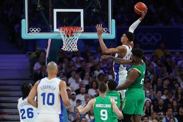 Baloncesto. Victor Wembanyama salta y se dispone a machacar el aro con sus infinitos brazos durante el partido del grupo B de la fase de grupos entre Francia y Brasil en el estadio Pierre-Mauroy.