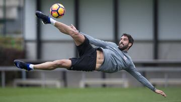 Ra&uacute;l Garc&iacute;a coge una volea acrob&aacute;tica en Lezama antes de que el cuerpo t&eacute;cnico le pidiese irse a la ducha.