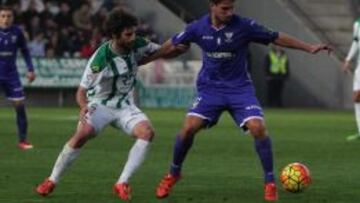 Gabriel y Víctor Pérez luchan por el balón.