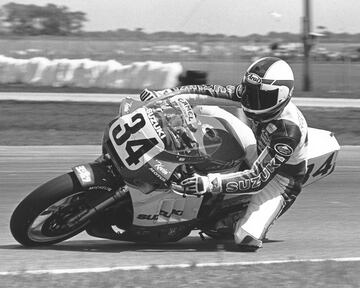 El expiloto estadounidense fue campeón de la categoría 500cc en 1993, segundo en 1990 y tercero en 1991. Consiguió 25 triunfos y 51 podios en 105 Grandes Premios disputados. En este circuito ganó cuatro veces en 1989, 1990, 1991 y 1994. Siempre pilotó para la marca Suzuki. La afición española le conocía como “Pajarito”. Schwantz decidió retirarse dos temporadas después del 1993 tras competir con su máximo rival Rainey, quien sufrió una dramática caída que le dejó parapléjico tras chocar con él. A modo de homenaje al estadounidense, se retiró el dorsal que siempre llevaba Schwantz en las carreras, el número 34, y ningún piloto puede hoy en día llevar este número.