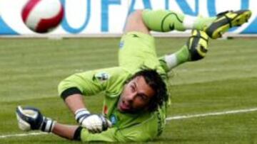 ACUSADO Y SANCIONADO. Matteo Gianello en uno de sus últimos partido con el Nápoles.