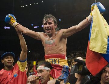 Los registros de Edwin Valero fueron tremendos. Disputó 27 peleas como profesional y logró el triunfo en todos por la vía del KO. Destaca que estableció un récord, ya que sus primeras 18 peleas las consiguió finalizar en el round inicial. El venezolano fue campeón mundial en el superpluma y en el ligero. Su última pelea la disputó en febrero de 2010, reteniendo el WBC del ligero en Monterrey ante Antonio DeMarco. Su final fue trágico. El 17 de abril asesinó a su mujer y después se entregó. Dos días más tarde, mientras estaba en el calabozo, se ahorcó con sus pantalones. Tenía 28 años.