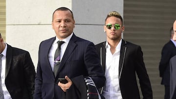 Barcelona&#039;s Brazilian forward Neymar (C) and his father Neymar Santos (3L) arrive to Spain&#039;s national court in Madrid on February 2, 2016. Barcelona star Neymar is called to give evidence this week a murky case over the deal which brought the Br