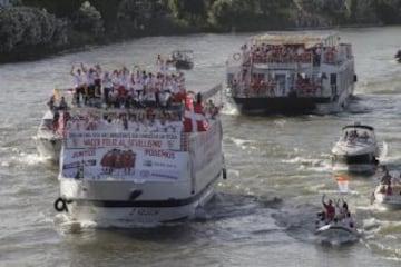 Los jugadores del Sevilla de paseo en barco por el río Guadalquivir.