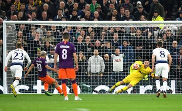 Hugo Lloris detuvo el penalti lanzado por Sergio Agüero.