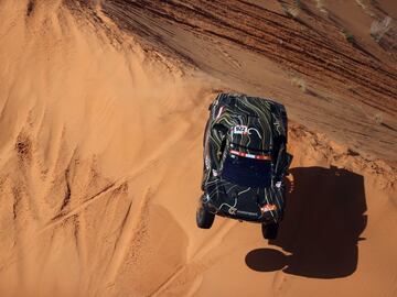 Accidente del piloto francés Guerlain Chicherit y su copiloto Alex Winocq durante la cuarta etapa del Rally Dakar 2022.