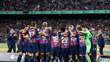 Los jugadores del FC Barcelona celebran su victoria como campeones de LaLiga Santander 22-23 al término del partido correspondiente a la jornada 35 de LaLiga Santander este sábado en el Spotify Camp Nou (Barcelona).