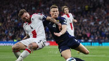 Scott McTominay disputa un balón.