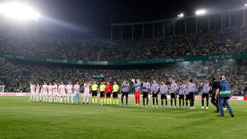 Los jugadores posan antes del comienzo del partido.