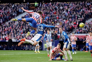 Giuliano Simeone y Víctor Parada saltan durante una disputa por el balón. 
