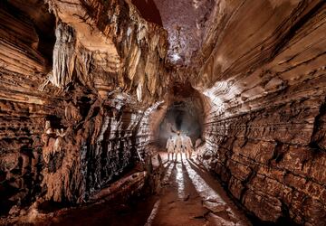 Los investigadores del Proyecto Paleoclimático, acompañados por un murciélago, trabajan en la cueva Bongolo en un registro de las precipitaciones pasadas para comprender las amenazas climáticas a la agricultura de la región de Gabón.