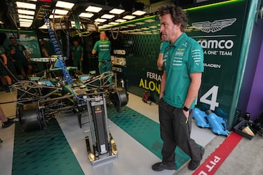 Fernando Alonso espera en el garaje de su equipo durante la primera sesión de prácticas del Gran Premio de Australia de Fórmula Uno en Albert Park, Melbourne.