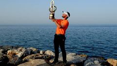 El holand&eacute;s Joost Luiten muestra su trofeo. 