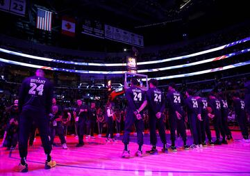 Homenaje de los actuales jugadores de Los Angeles Lakers a Kobe antes del duelo frente a los Denver Nuggets.