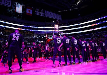 Homenaje de los actuales jugadores de Los Angeles Lakers a Kobe antes del duelo frente a los Denver Nuggets.