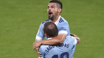 Celta Vigo's Spanish forward Iago Aspas celebrates his goal with teammate Spanish forward Nolito during the Spanish league football match between Celta Vigo and Valencia at the Balaidos stadium in Vigo on September 19, 2020. (Photo by MIGUEL RIOPA /