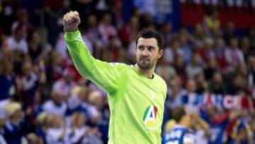 El arquero de Francia, Cyril Dumoulin, celebra durante un partido del Campeonato Europeo de Balonmano.