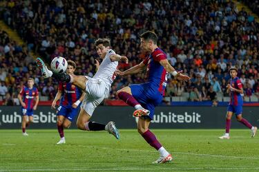 Juanlu controla un balón ante Lewandowski.