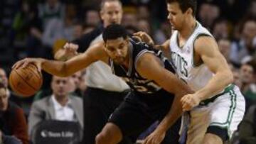 El jugador de Celtics Kris Humpries marca a Tim Duncan, de Spurs.