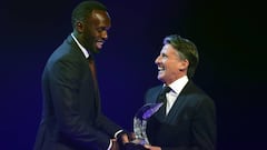 Usain Bolt saluda a Sebastian Coe durante la gala anual de la IAAF.