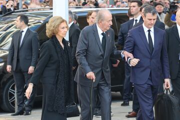 La reina Sofía y el rey Juan Carlos I llegando al funeral por Constantino II de Grecia en la Catedral Metropolitana de Atenas.