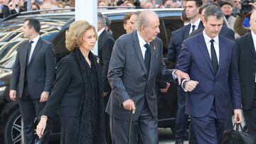 La reina Sofía y el rey Juan Carlos I llegando al funeral por Constantino II de Grecia en la Catedral Metropolitana de Atenas.