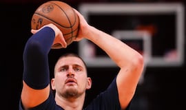 Nikola Jokic respira aliviado: solo un mes de baja tras su lesión de rodilla