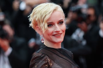 Julia Garner posa en la alfombra roja durante el desfile inaugural del primer día de la 78ª edición del festival de cine de Cannes.
