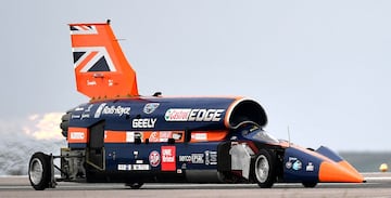 El Bloodhound SSC Supersonic diseñado por el aerodinamista de 87 años Ron Ayers en colaboración con Richard Noble, tiene previsto alcanzar el récord de los 1.609 kilómetros por hora en el desierto Hanskeen Pan de Sudáfrica.