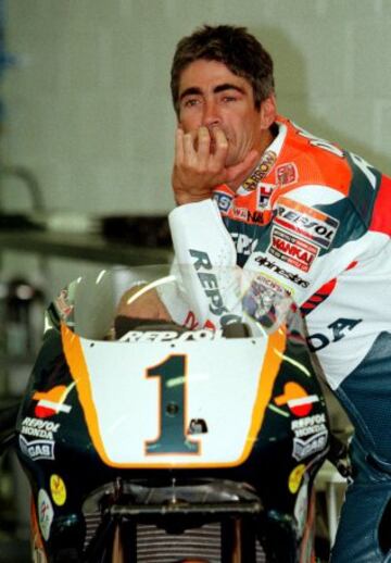 En boxes en el Circuito de Montmeló en 1998. Una las claves del éxito de Doohan era la magnífica puesta a punto que le hacía a sus motos.