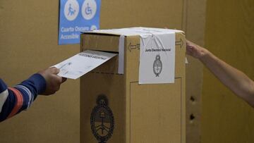 A man casts his vote during the mid-term parliamentary elections at a polling station in Buenos Aires, on November 14, 2021. - Argentines head to the polls in mid-term parliamentary elections on Sunday that could see President Alberto Fernandez' party lose its Senate majority. (Photo by JUAN MABROMATA / AFP)
