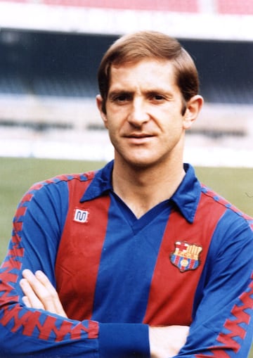 Jugó con el Barcelona desde 1982 a 1985. Disputó 83 partidos y marcó 9 goles.