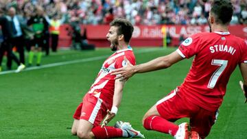 GRAF9746. GIRONA, 28/04/2019.- El jugador del Girona Cristian Portugués 'Portu' (i) y el uruguayo Cristhian Stuani (d) celebra un gol marcado al Sevilla, durante el partido correspondiente a la trigésimo quinta jornada de La Liga S