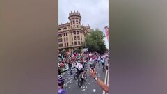 Aquí se decidió suspender la etapa por seguridad: vean el primer paso por meta con los manifestantes tirando las vallas abajo...