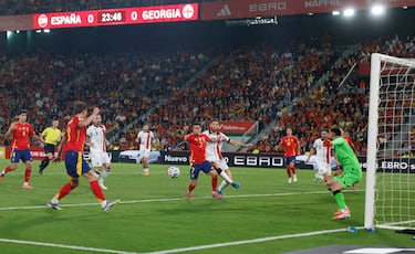 1-0. Gran centro de Pedri a la espalda de la defensa de Georgia para Robin Le Normand. El defensa de la Selección asiste a Yeremy Pino, que solo tiene que empujar el balón al fondo de la portería de Giorgi Mamadarshvili.