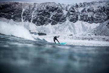 La nieve, la baja temperatura del agua... Nada detiene a estos surfistas que una temporada más disfrutan de la islas noruegas de Lofoten, en pleno Círculo Ártico. 