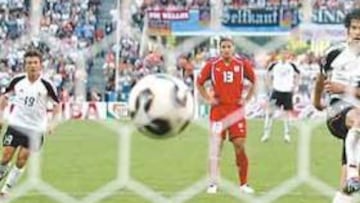 <b>DE PENALTI. </b>Alemania se adelantó ante Túnez con este gol de Ballack desde el punto de penalti.