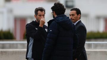 José María del Nido Carrasco charla con Quique Sánchez Flores y Víctor Orta.