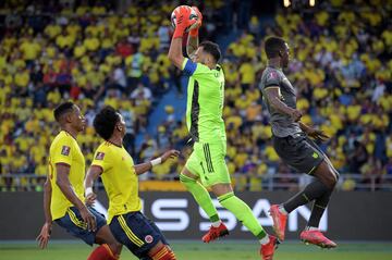 La Selección de Reinaldo Rueda sumó su tercer empate consecutivo al igualar 0-0 ante Ecuador en Barranquilla. Hubo polémica en el final.