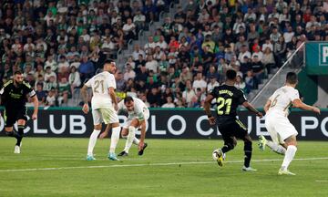 Benzema anotó el 0-2 tras un pase de tacón de Rodrygo.