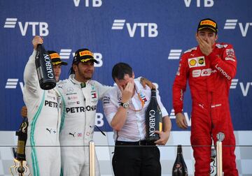 El piloto británico celebra su victoria en Sochi.