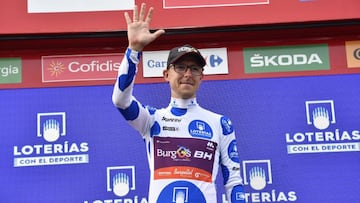 Angel Madrazo, en el podio con el maillot de la montaña en La Vuelta 2019